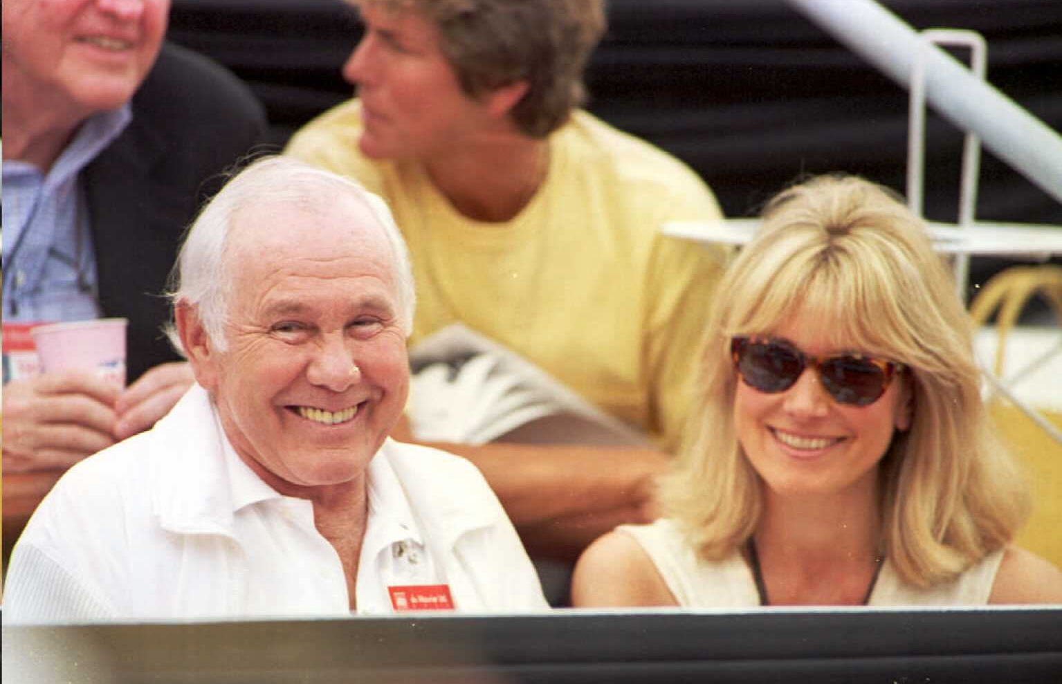 Retired talk show host Johnny Carson and his wife Alexis Maas watch the tennis match between Mary Pierce of France and Martina Hingis of Switzerland during the Canadian Open event. | Source: Getty Images