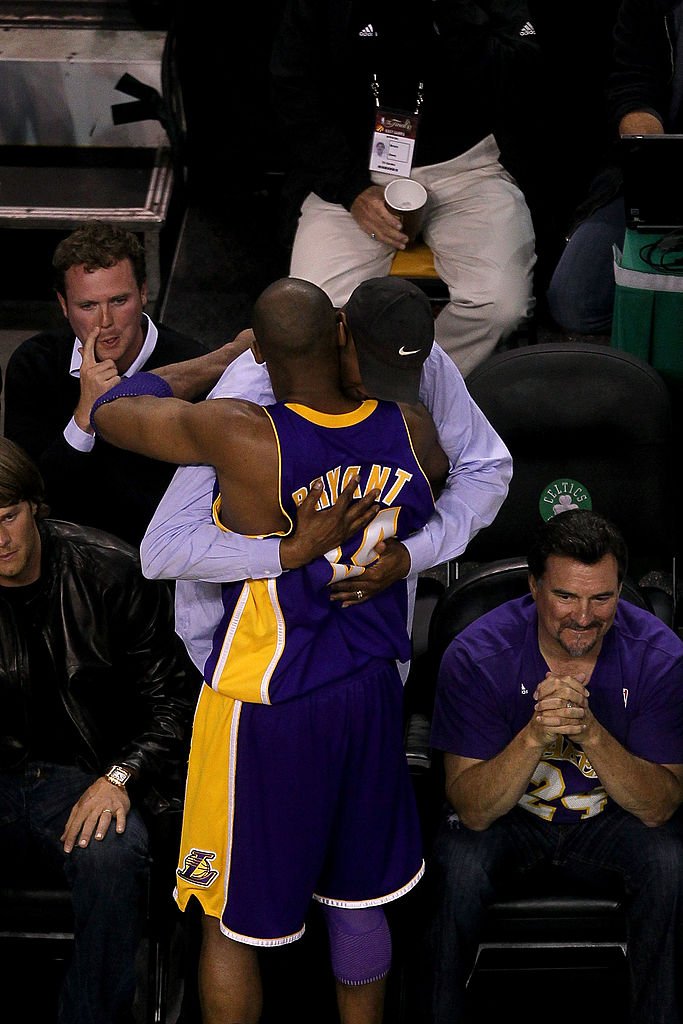  Kobe Bryant #24 of the Los Angeles Lakers hugs his father Joe Bryant before Game Three of the 2010 NBA Finals against the Boston Celtics on June 8, 2010 | Photo: Getty Images