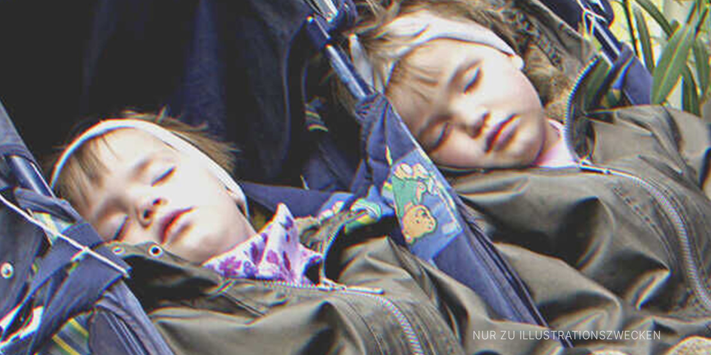 Zwillingsmädchen, die in einem Kinderwagen schlafen. | Quelle: Getty Images