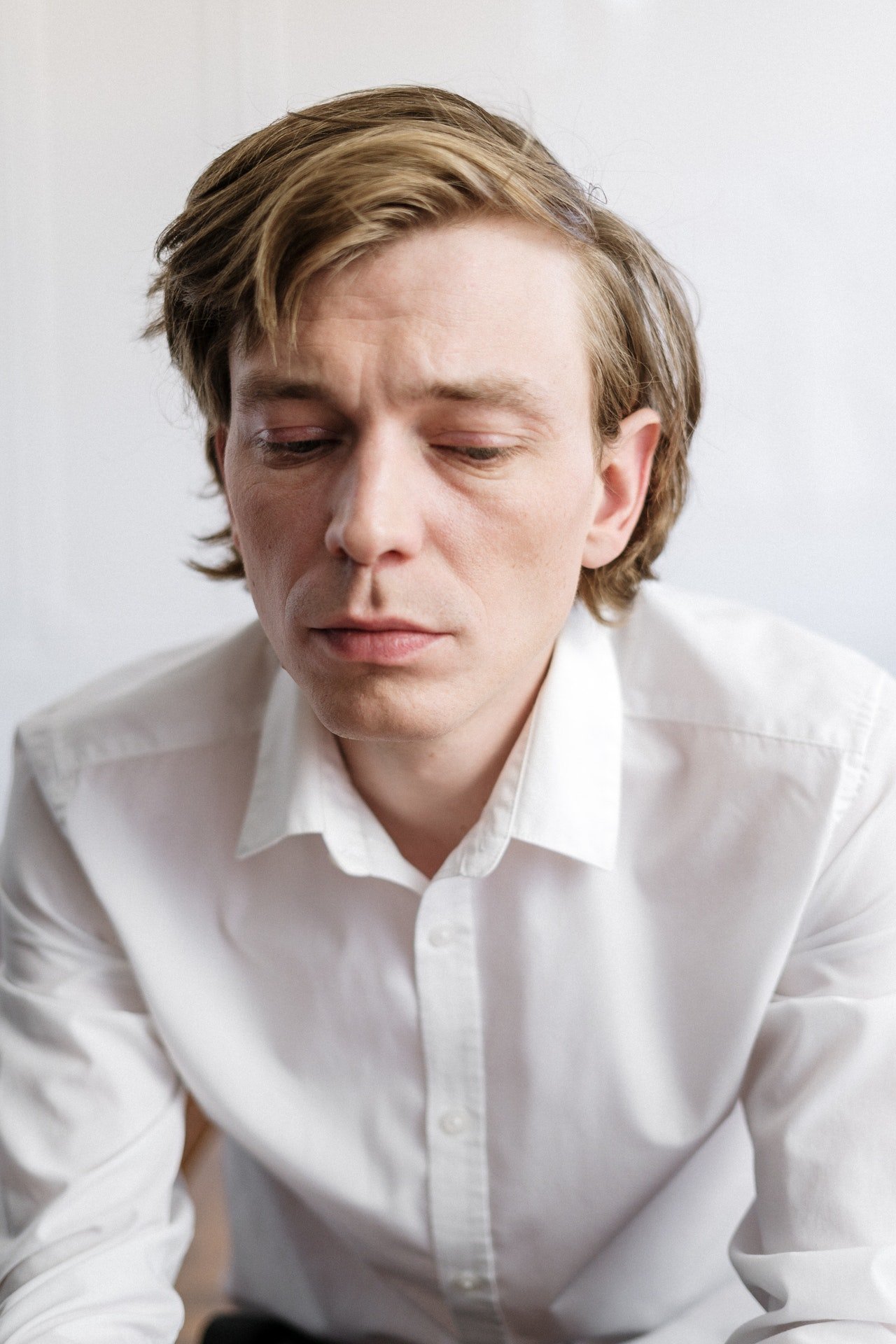Un hombre con rostro preocupado. | Foto: Pexels