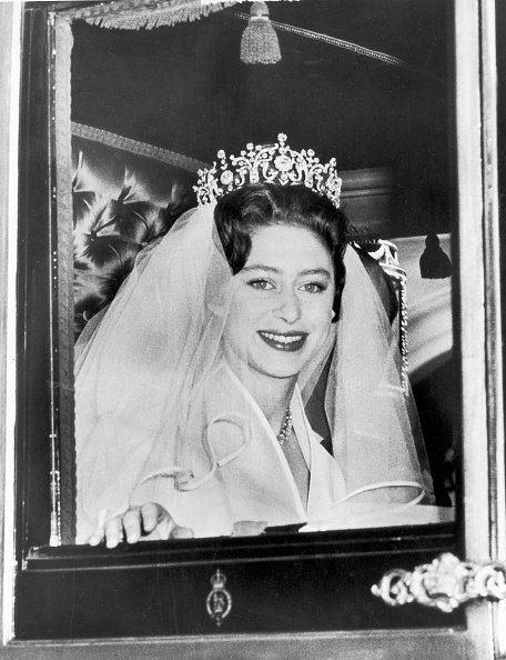 La Princesa Margaret dejando la Casa Clarence en Londres para casarse, el 06 de mayo de 1960. │ Foto: Getty Images