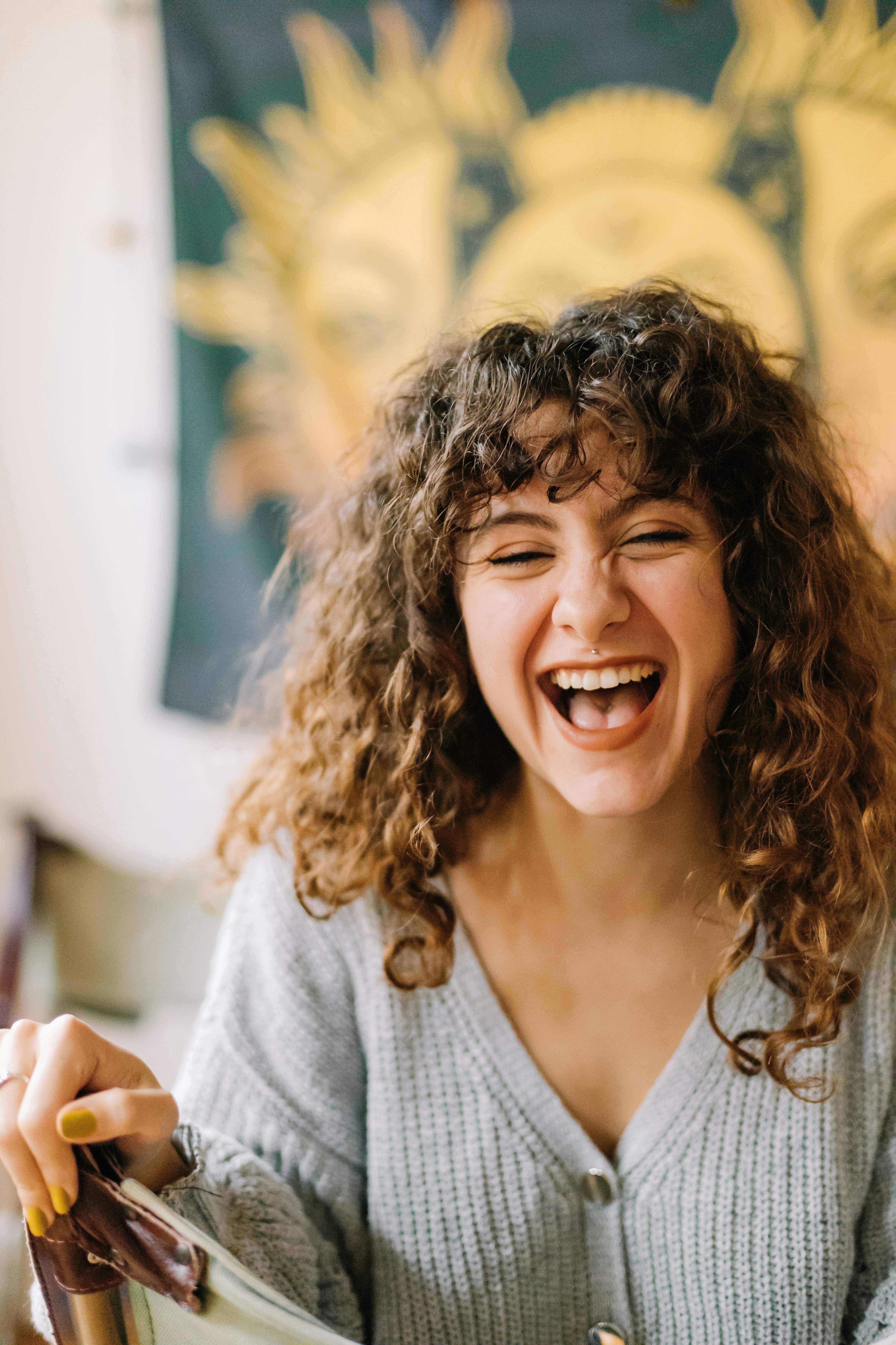A woman laughing | Source: Pexels