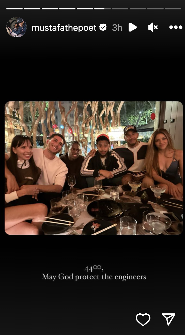 Shakira and Lewis Hamilton enjoyed dinner with friends in Barcelona | Source: instagram.com/mustafathepoet/