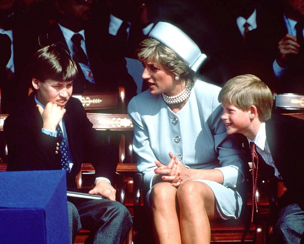 Prinzessin Diana (1961 - 1997) mit ihren Söhnen Prinz William und Prinz Harry bei den Gedenkfeiern zum V.E. Day im Hyde Park, London, Mai 1995 | Quelle: Getty Images