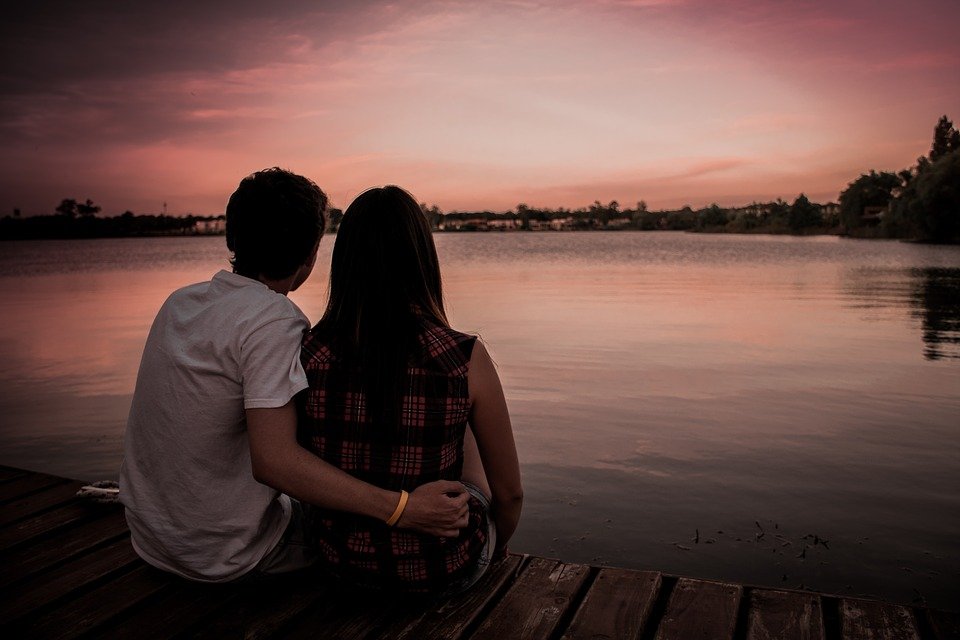 Un couple regardant la plage | Photo : Pixabay Un couple regardant la plage | Photo : Pixabay
