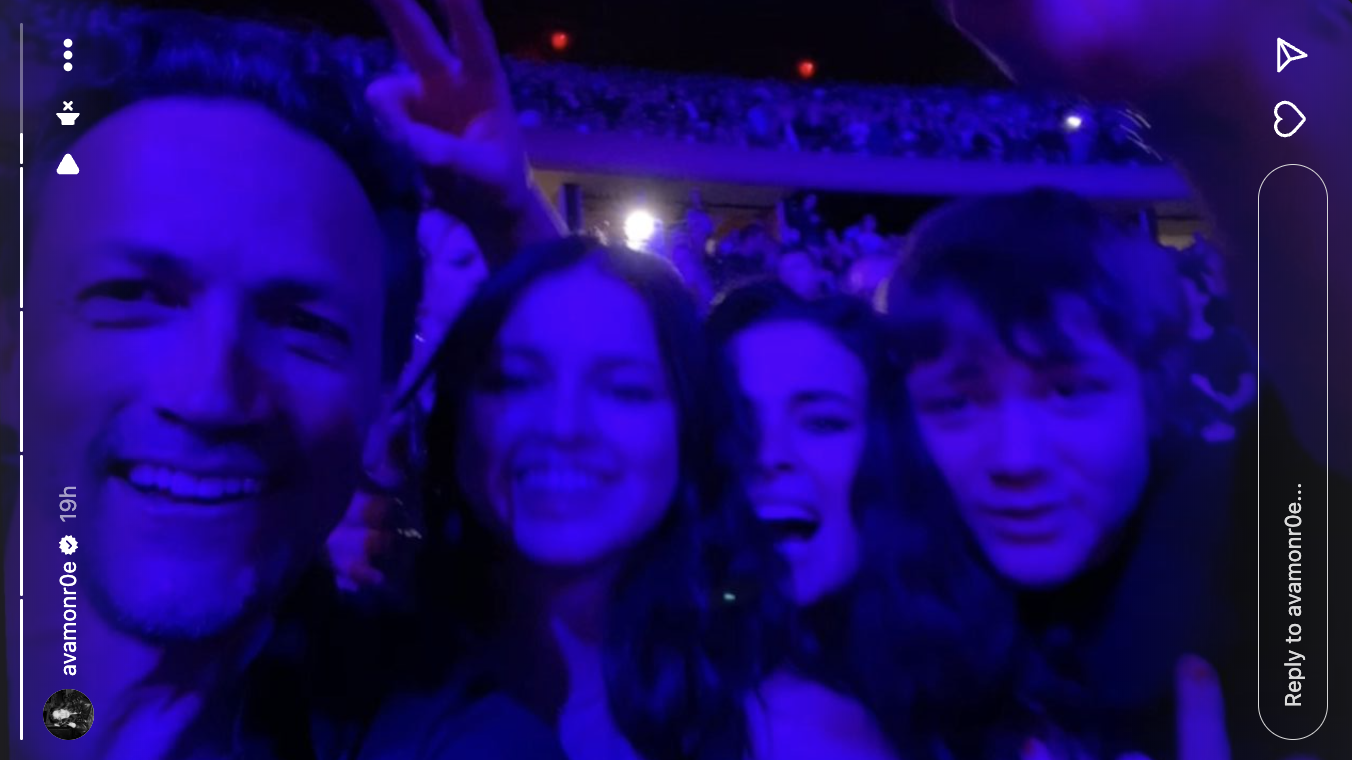 Andrew Shue, Ava McIntosh, Annalise McIntosh and Wyatt Shue taking a selfie at a Bruce Springsteen concert on April 1, 2023. | Source: instagram.com/avamonr0e