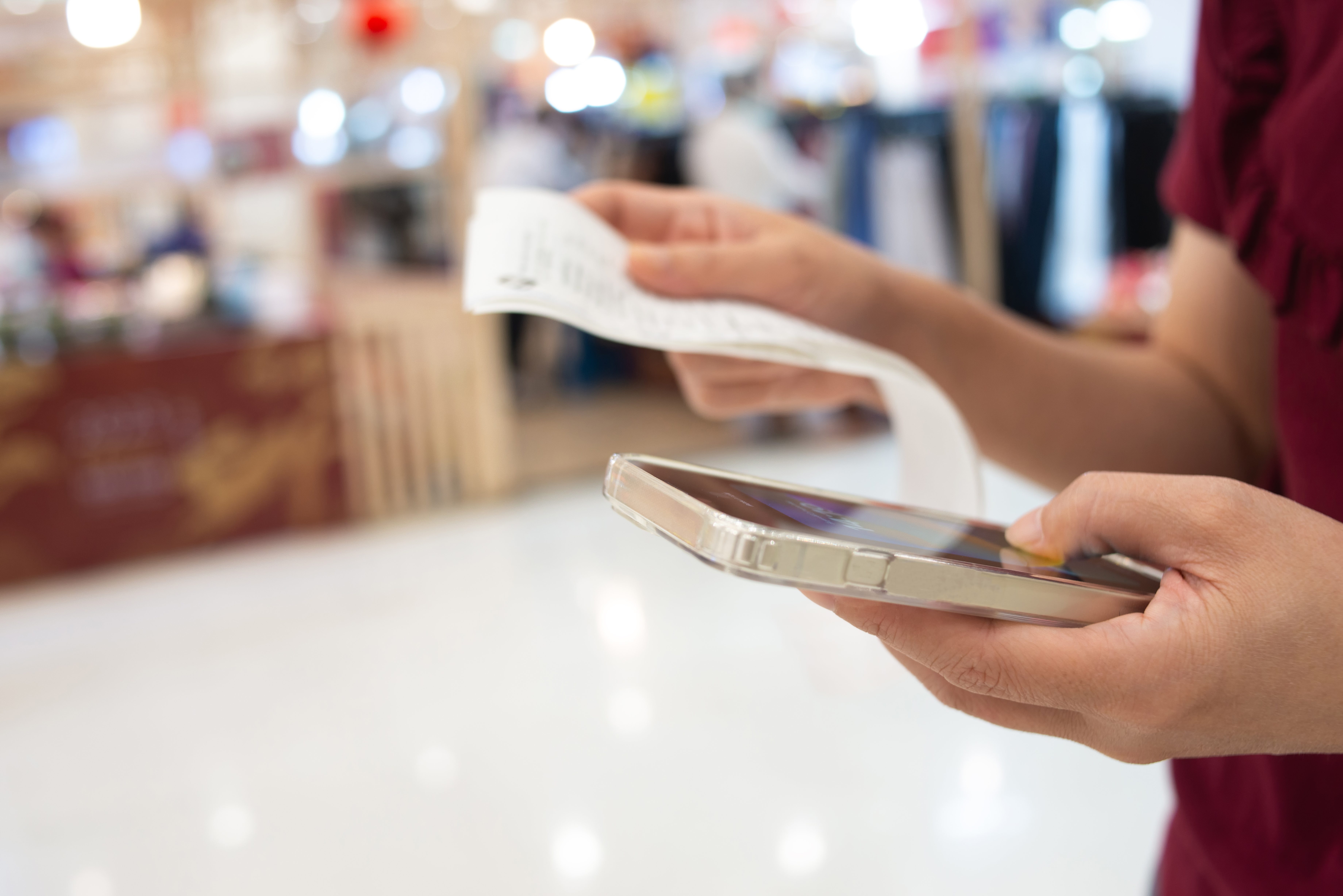 A person paying the bill | Source: Getty Images