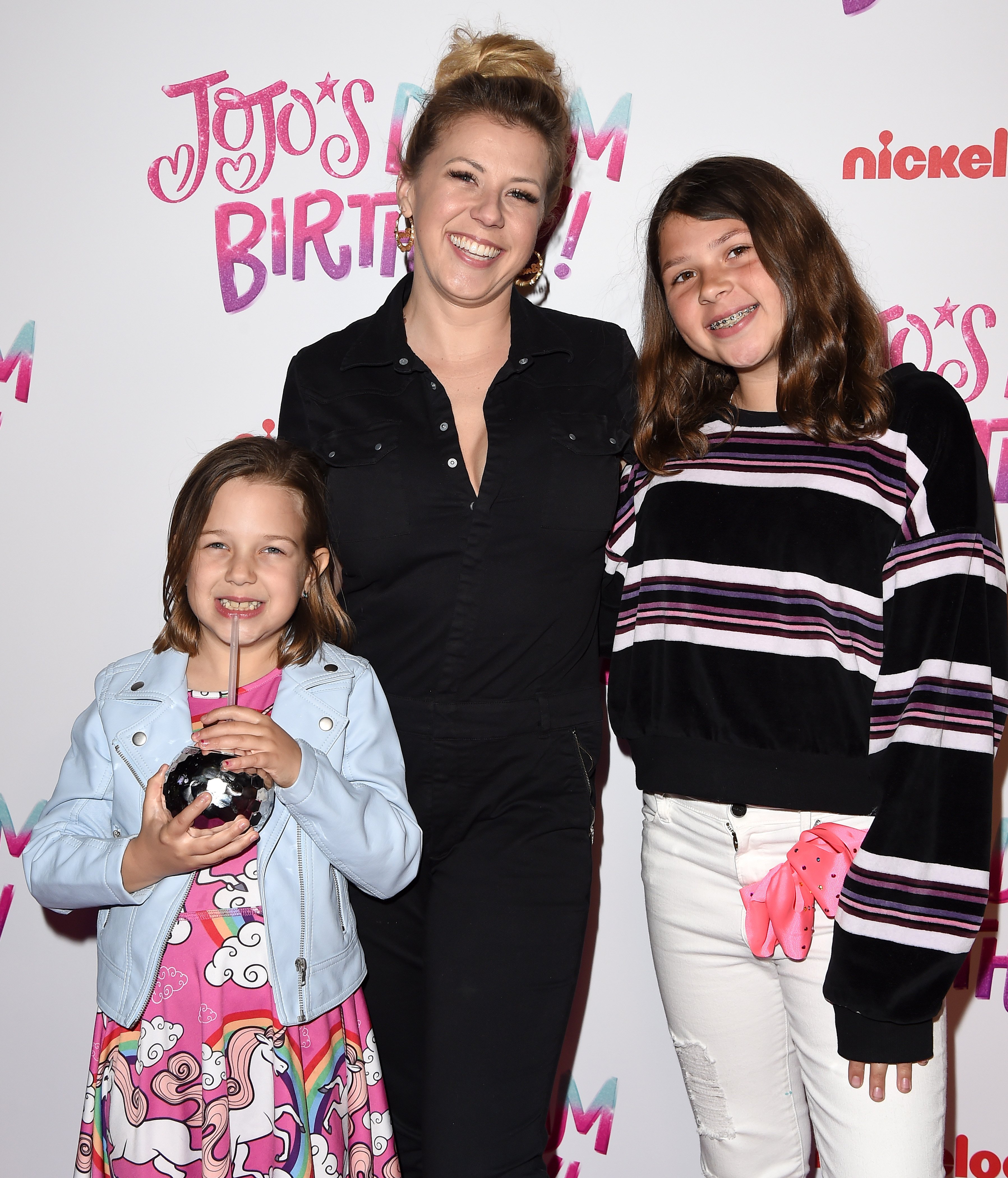 Jodie Sweetin with her daughters Zoei and Beatrix in California 2019. | Source: Getty Images