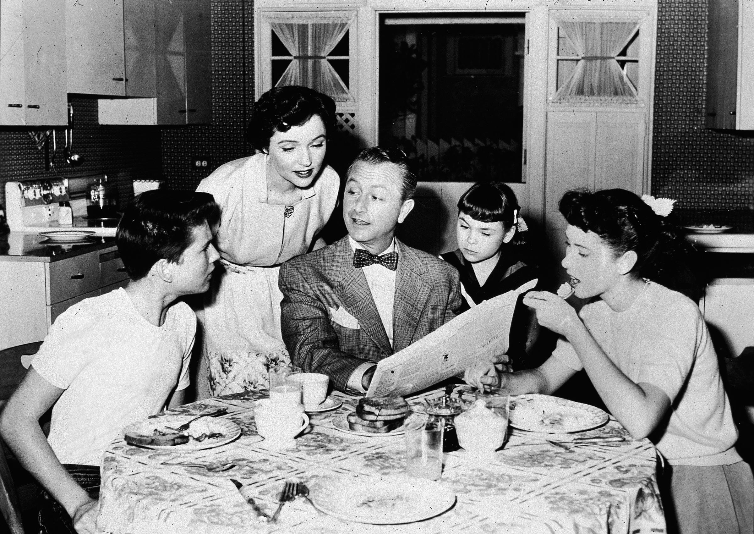 Billy Gray, Jane Wyatt, Robert Young, Lauren Chapin, and Elinor Donahue appear in a scene from the "Father Knows Best" episode "The $10,000 Question," which aired May 16, 1956 | Source: Getty Images