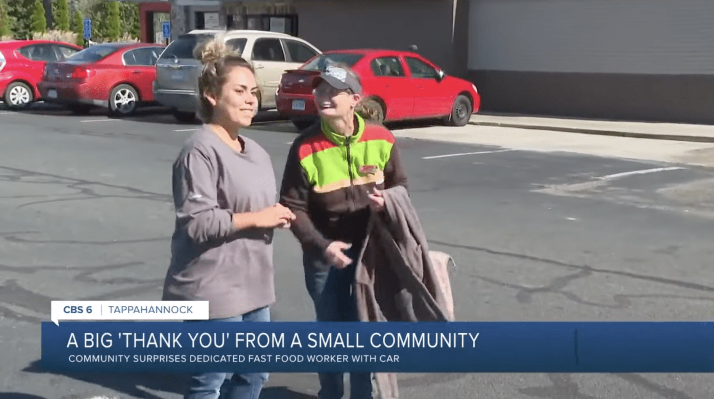 Lisa Bateman pictured with customer Jaki Vazquez. | Photo: YouTube.com/WTVR CBS 6