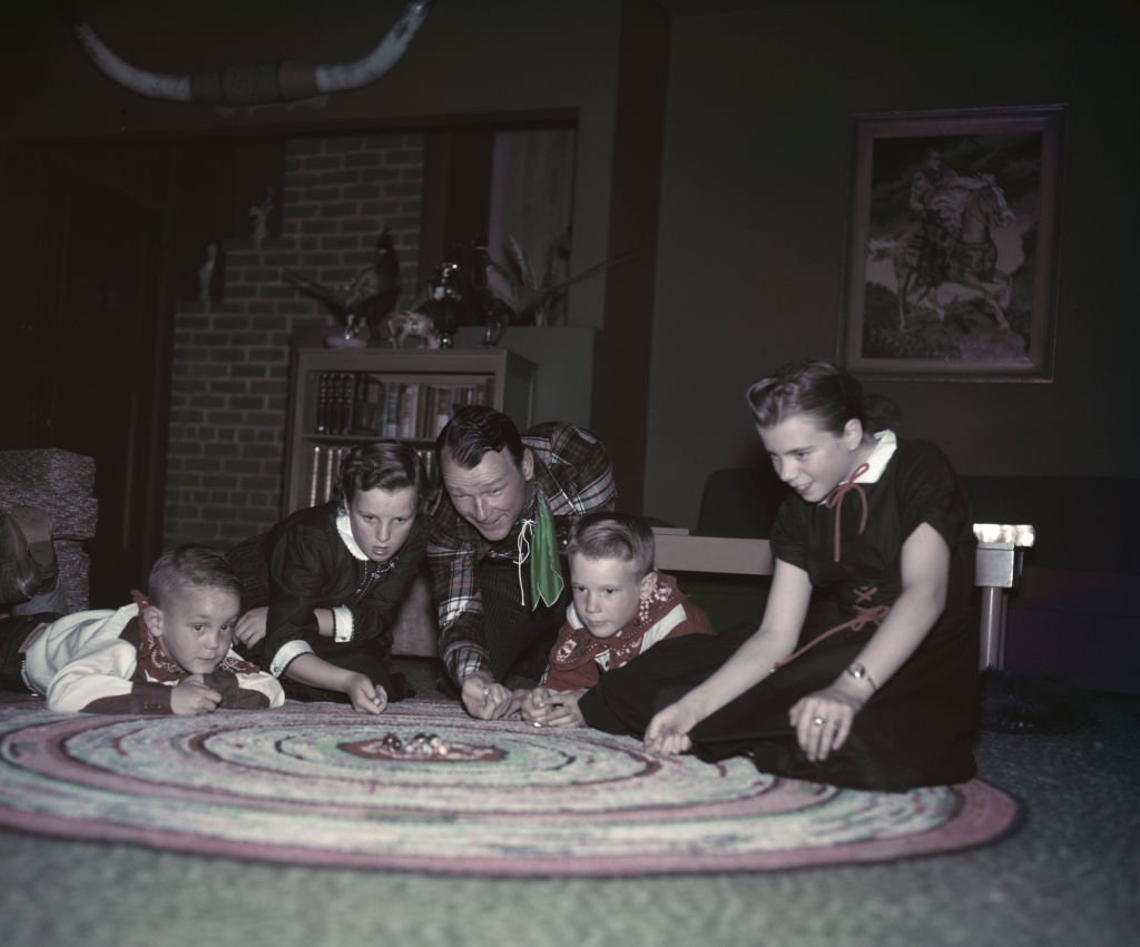 American actor and singer Roy Rogers playing marbles with their children. | Source: Getty Images