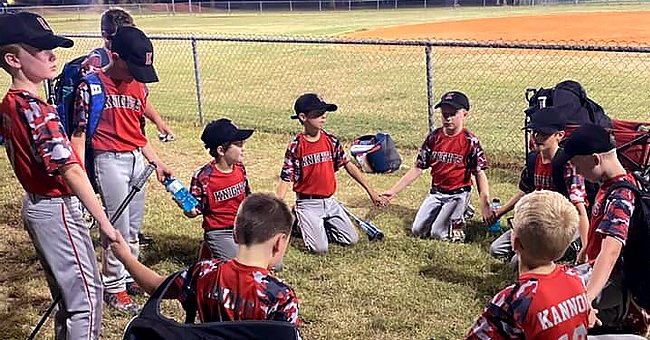 Schoolboys kneeling down to pray for a grandpa that collapsed during their baseball games. | Source: facebook.com/bcbastin
