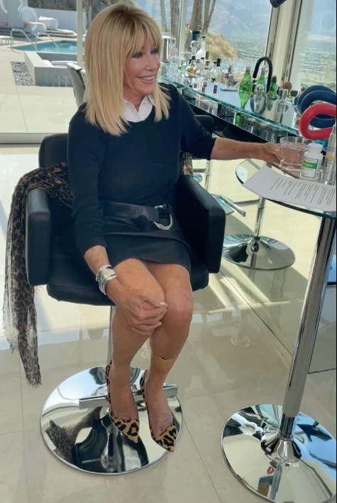 Suzanne Somers in a Facebook Live video she posted in April 2023 | Source: facebook.com/watch/suzannesomers/
