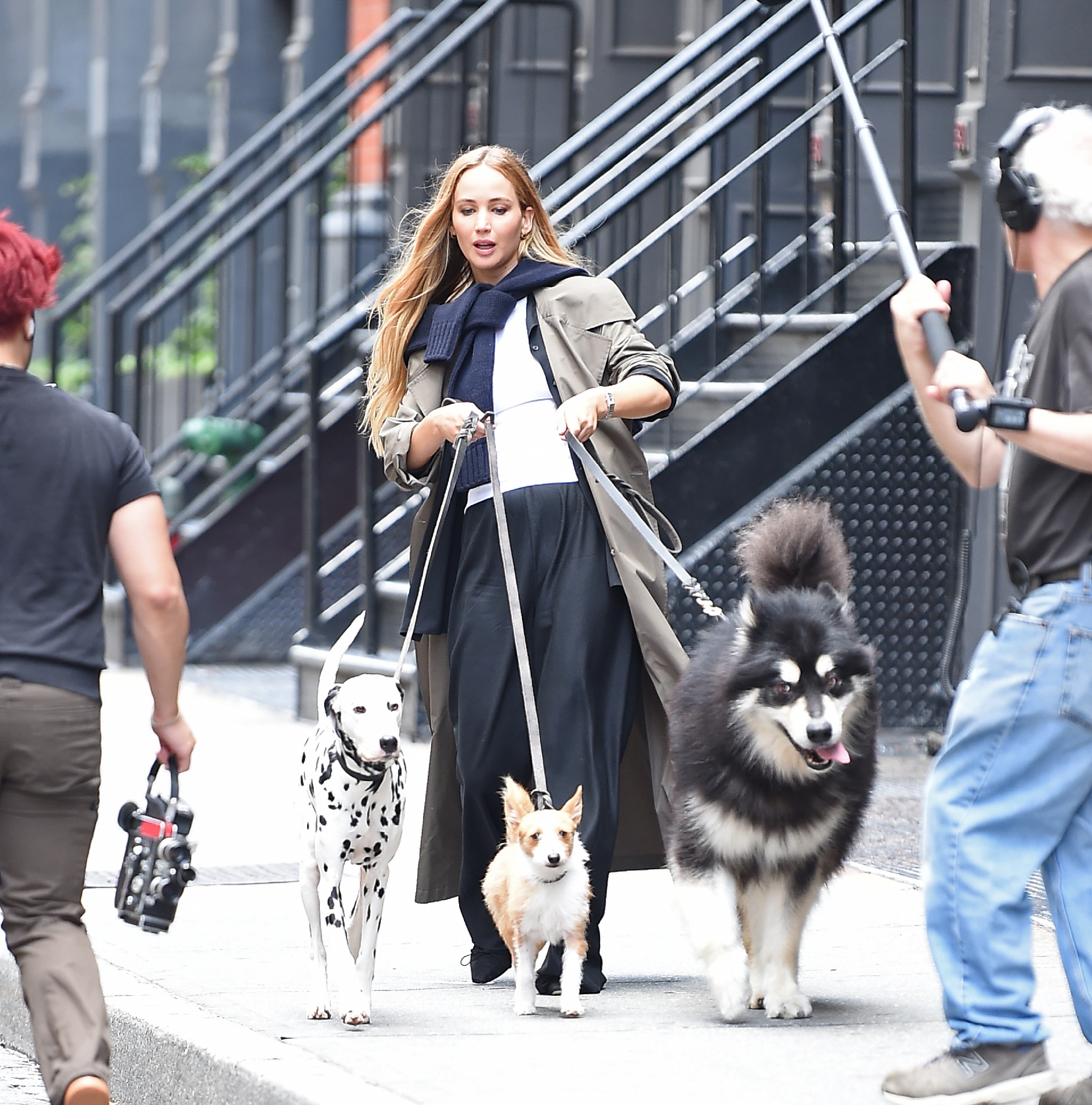 Jennifer Lawrence is seen on set walking with three dogs on June 28, 2023, in NEW YORK, New York. | Source: Getty Images