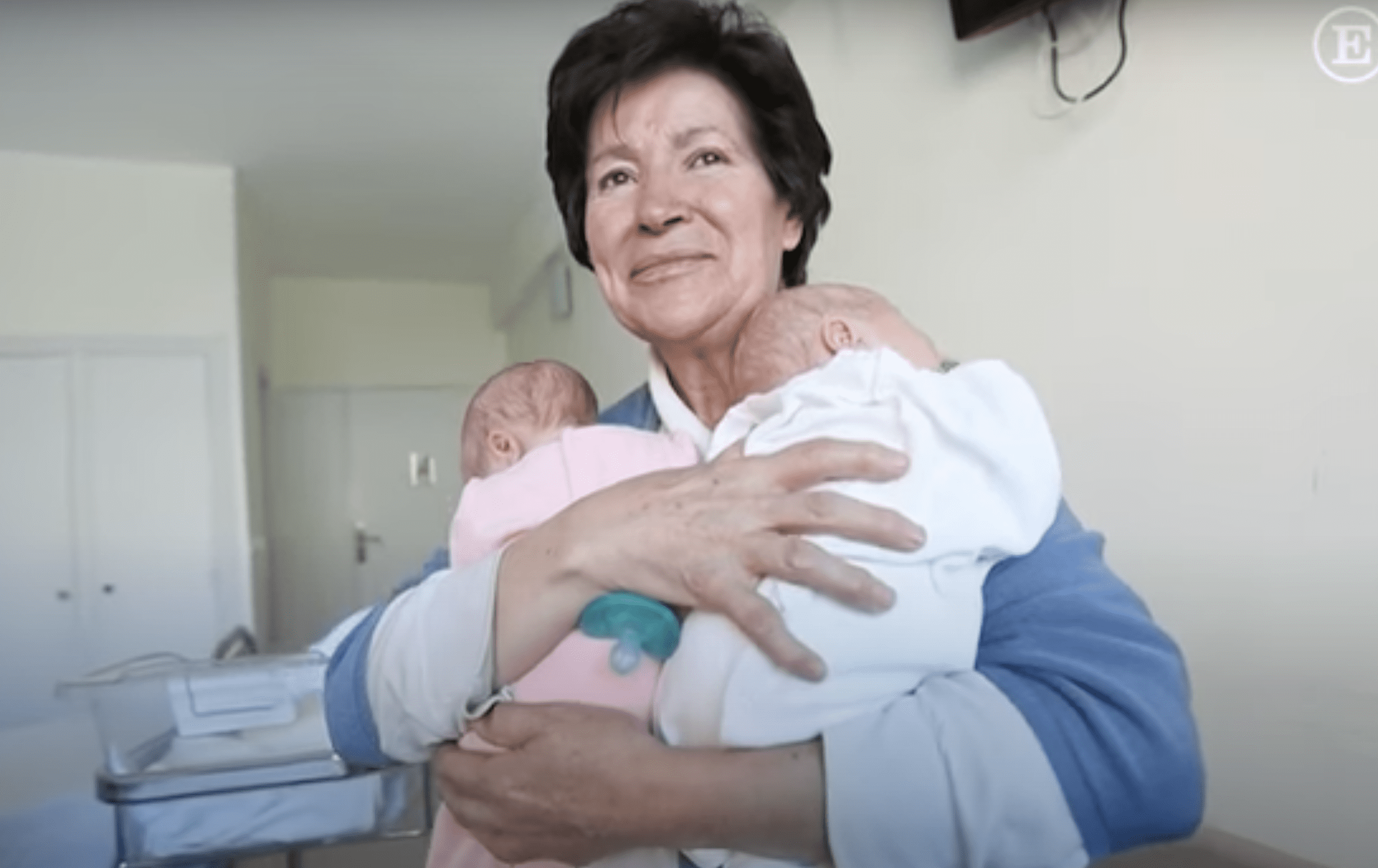 Mauricia Ibáñez holding her twins | Source: El País
