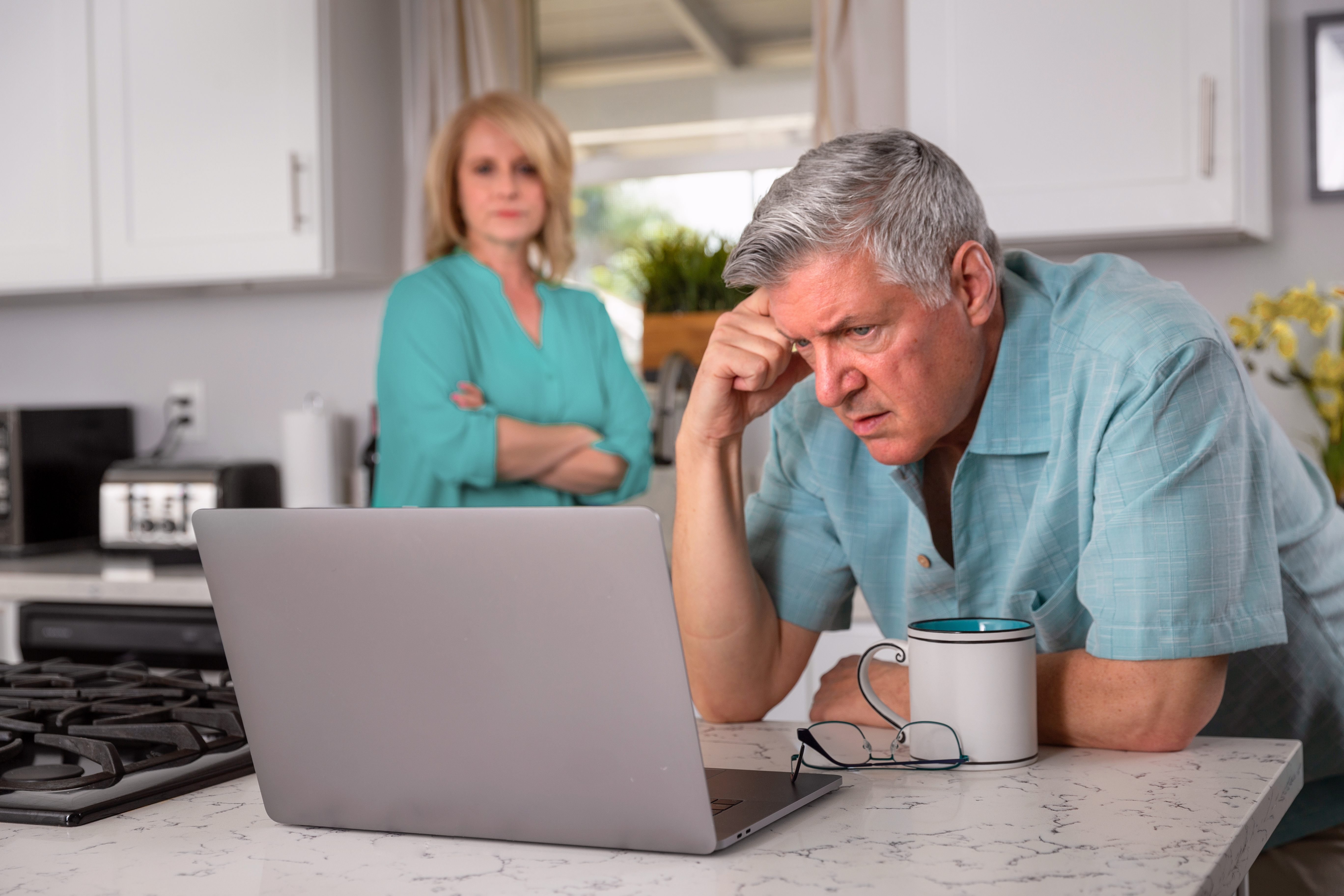 A father looking concerned at a laptop | Source: Shutterstock
