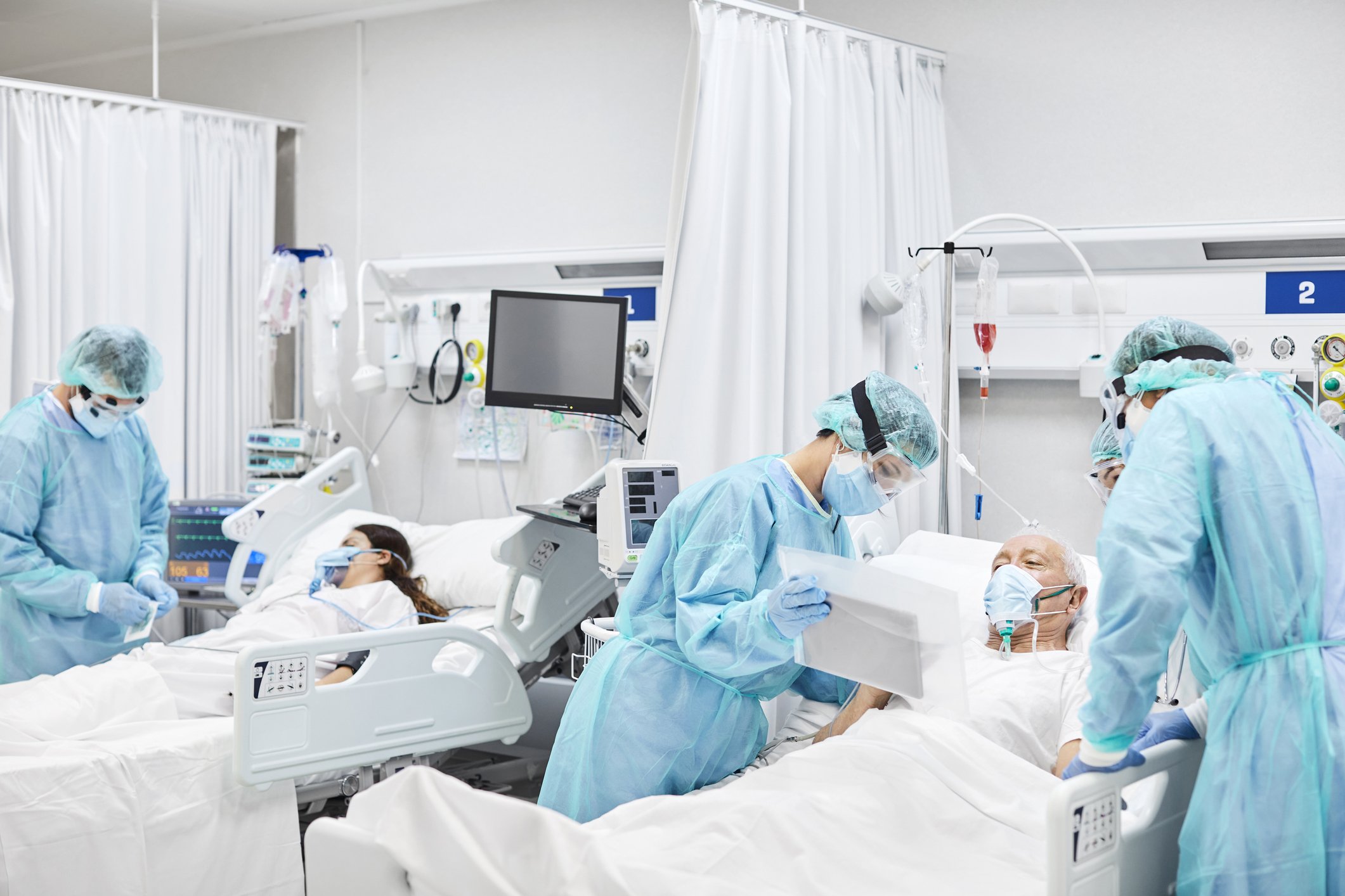 Ärzte und Krankenschwestern betreuen Patienten auf der Intensivstation | Quelle: Getty Images