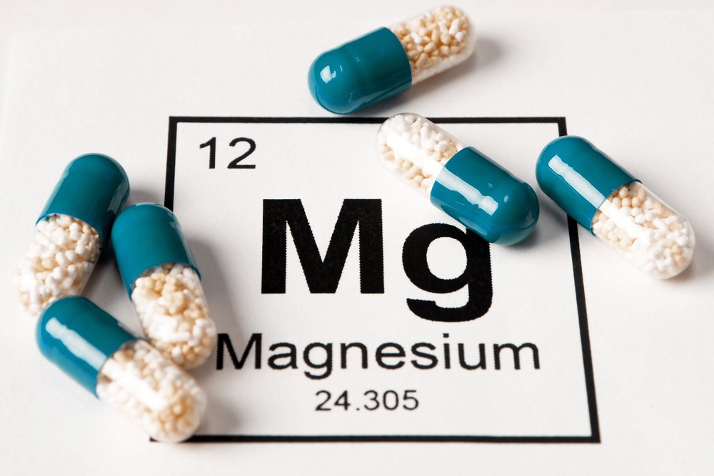 Symbole chimique du magnésium et capsules. || Photo : Shutterstock