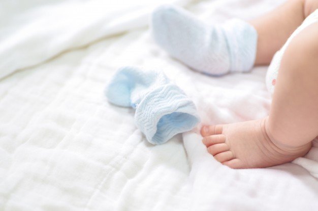 Pied d'un bébé avec une seule chaussette | Photo : Freepik Pied d'un bébé avec une seule chaussette | Photo : Freepik
