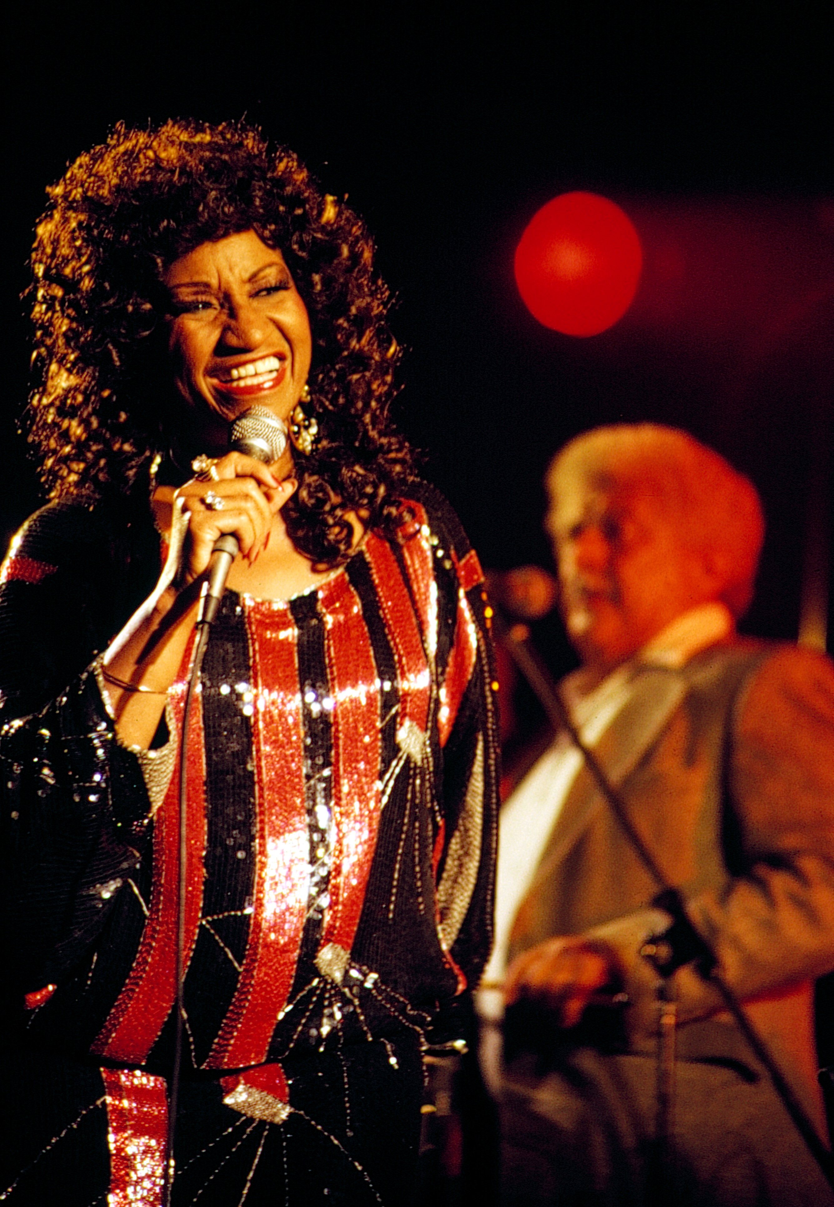 Celia Cruz en presentación en Londres con Tito Puente en 1986 || Fuente: Getty Images Celia Cruz en presentación en Londres con Tito Puente en 1986 || Fuente: Getty Images