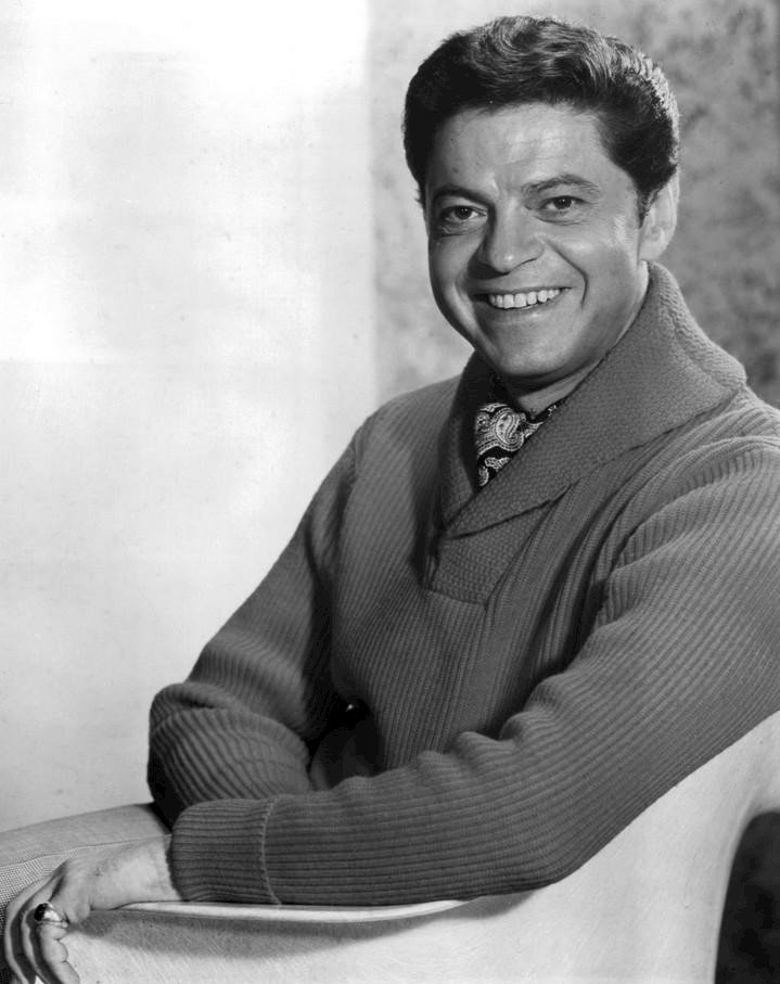 Publicity photo of actor Ross Martin, circa 1960s. | Photo: Wikimedia Commons