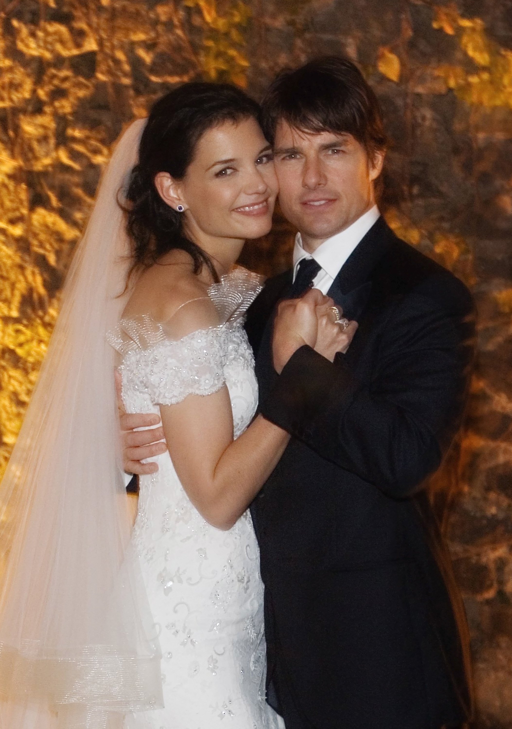 Katie Holmes and Tom Cruise pose together on their wedding day at Castello Odescalchi on November 18, 2006, in Bracciano, near Rome, Italy. | Source: Getty Images