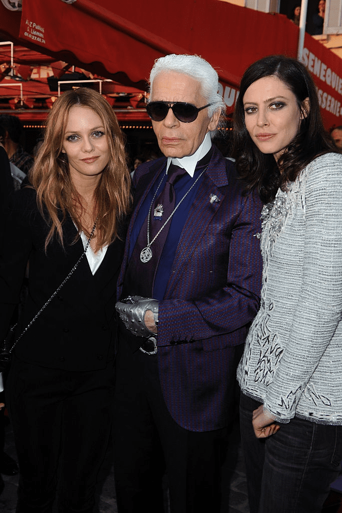 Vanessa Paradis, Karl Lagerfeld et Anna Mouglalis assistent à la présentation de la collection de la Croisière Chanel à Saint-Tropez. | Photo : Getty Images Vanessa Paradis, Karl Lagerfeld et Anna Mouglalis assistent à la présentation de la collection de la Croisière Chanel à Saint-Tropez. | Photo : Getty Images