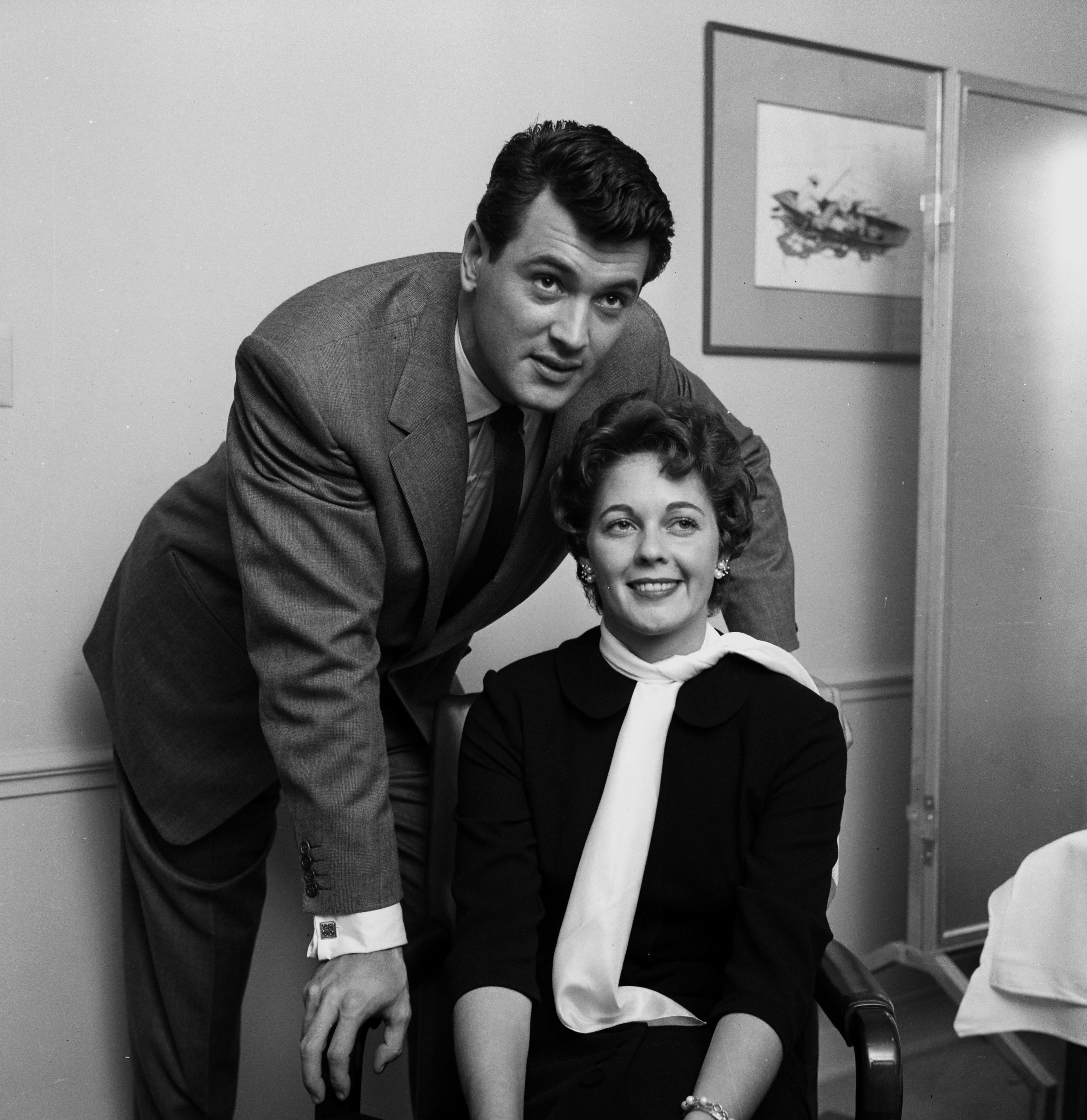 Rock Hudson y Phyllis Gates posando para una fotografía en su casa de Los Ángeles, alrededor de 1955 | Foto: Getty Images