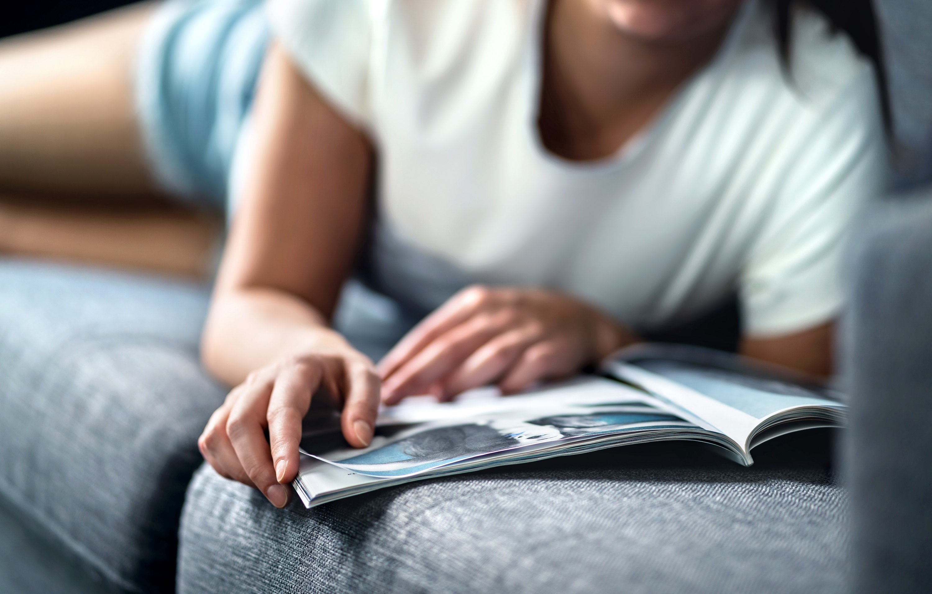Chica leyendo revista de espectáculo. | Foto: Shutterstock