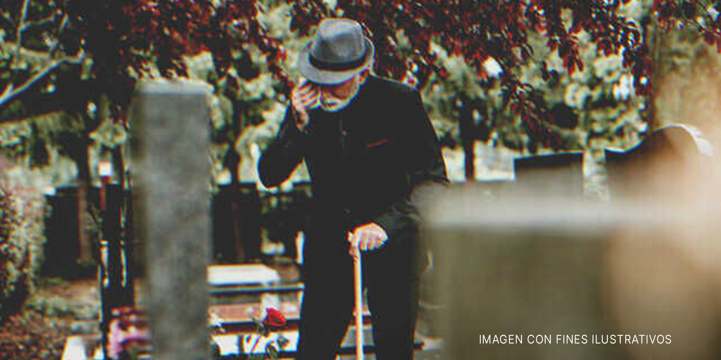 Hombre llorando junto a una tumba. | Foto: Shutterstock