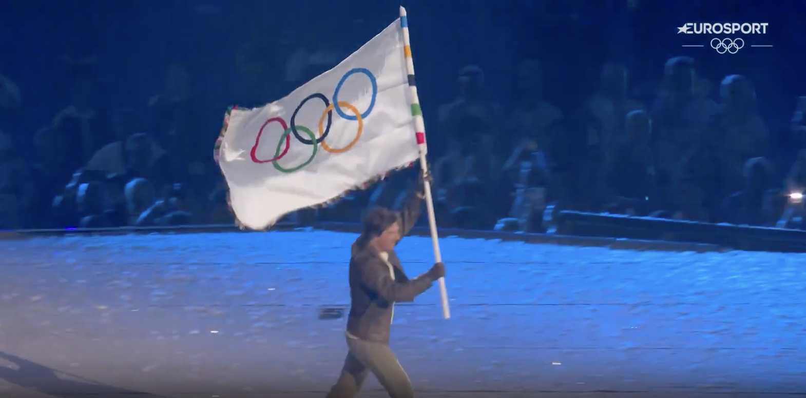 Tom Cruise leaving with the Olympic flag, posted on August 12, 2024 | Source: YouTube/Eurosport