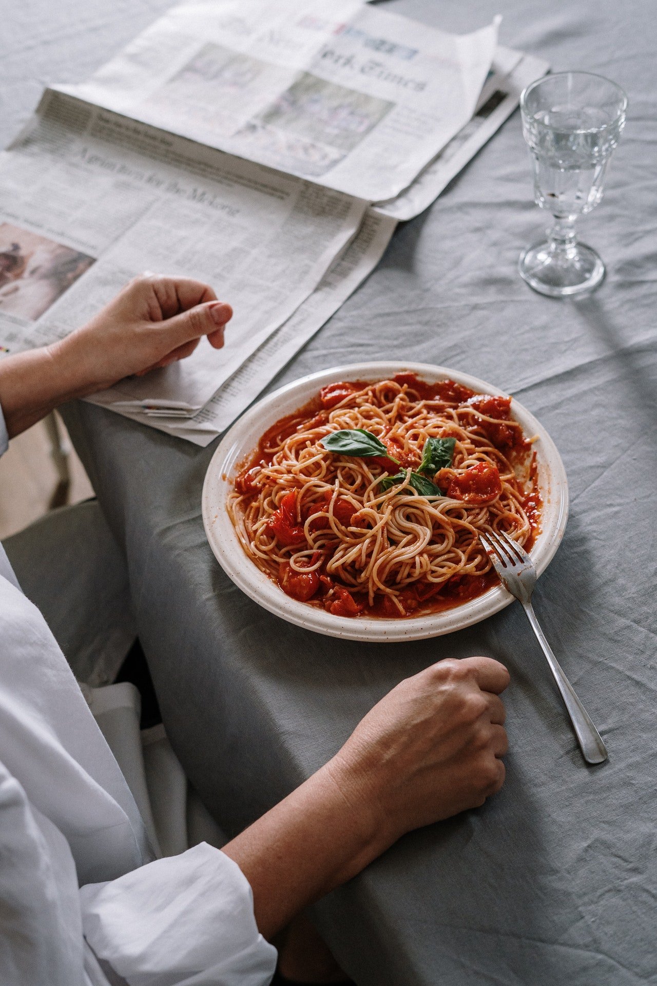 Una persona frente a un plato de espaguetis. | Foto: Pexels