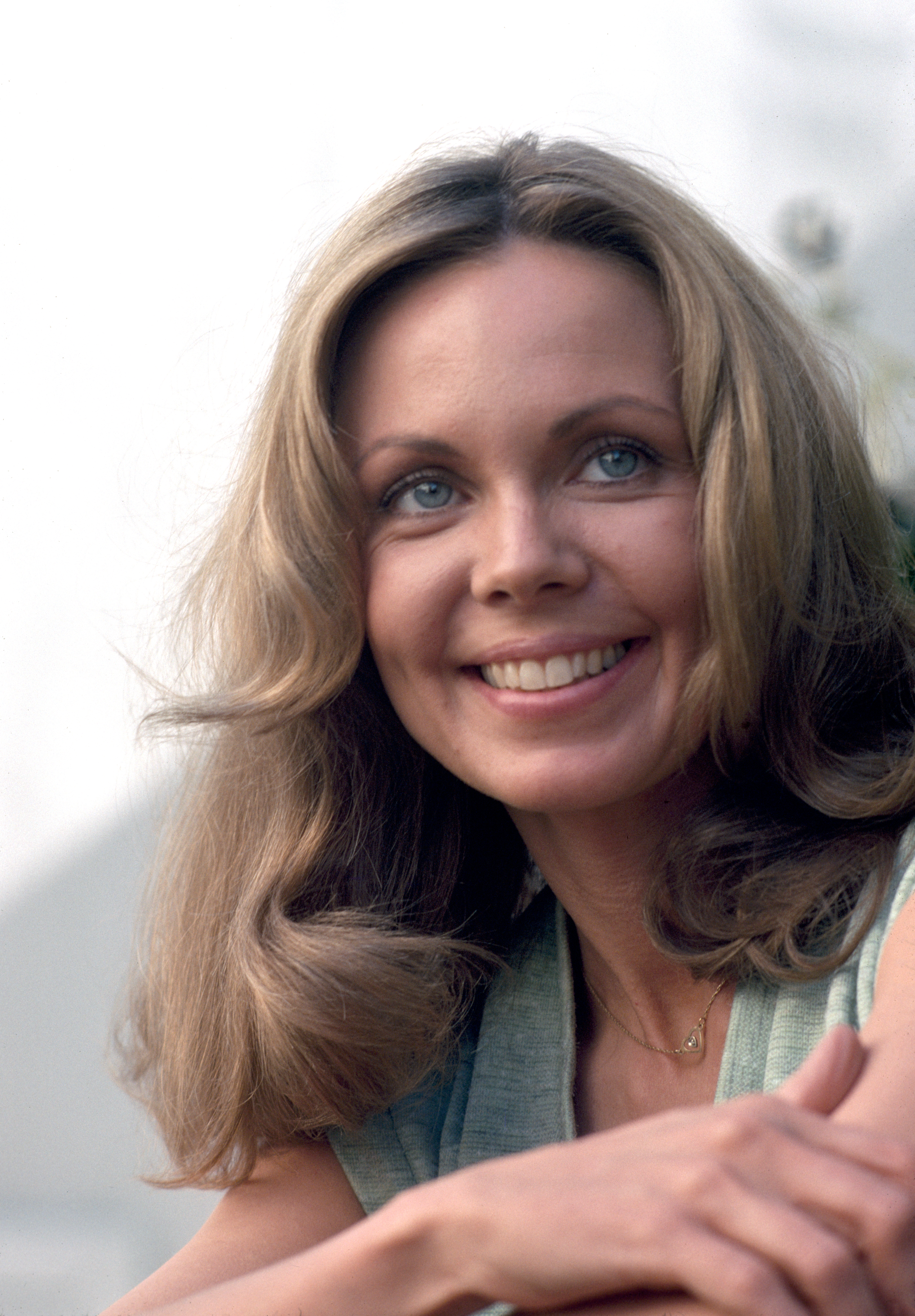 Lara Parker on the set of "Stranded" on May 26, 1976 | Source: Getty Images