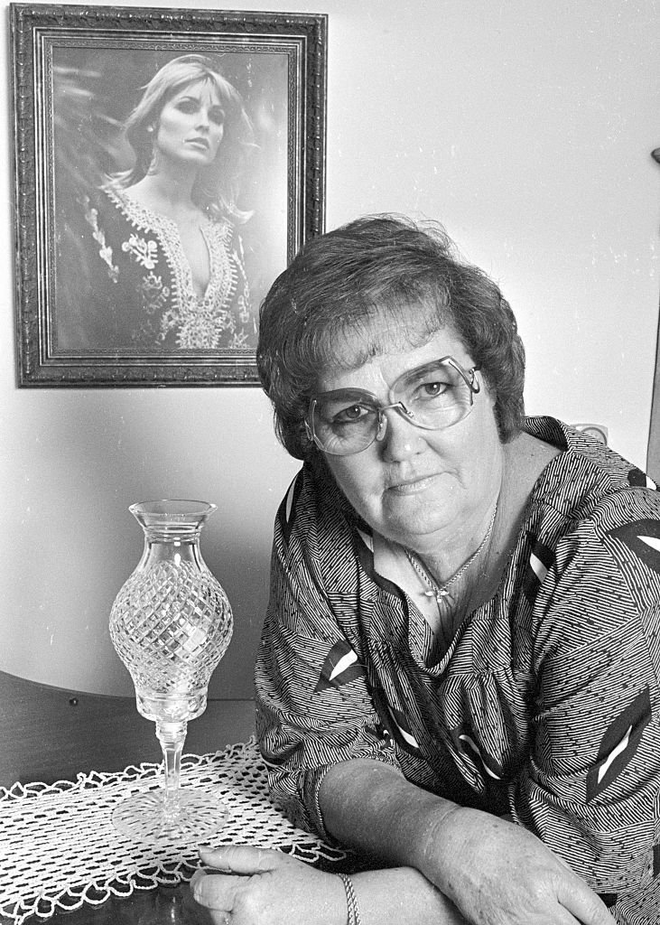 Doris Tate (1924 - 1992) poses in her home, Los Angeles, California, October 03, 1984. | Photo: Getty Images