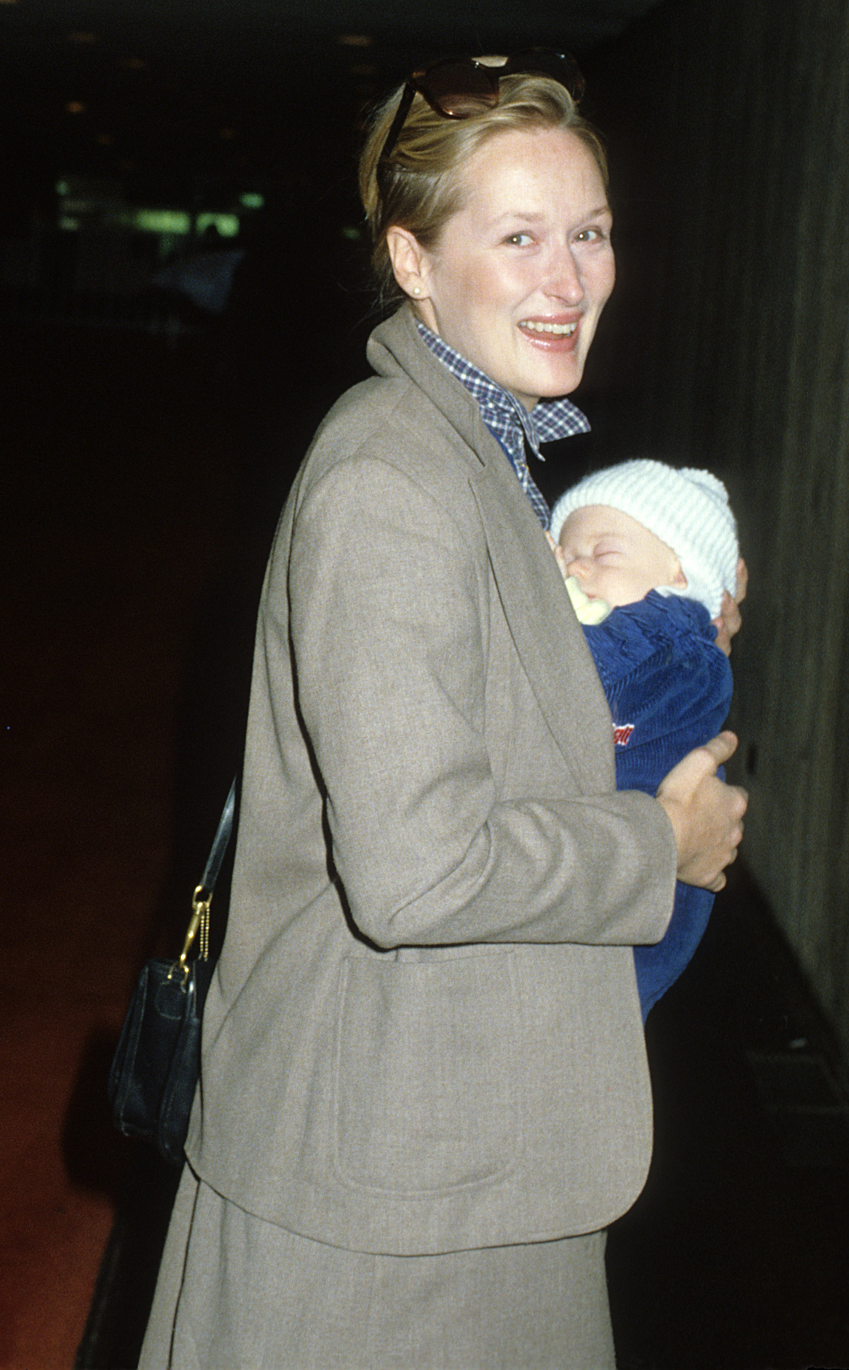 Meryl Streep and son Henry at JFK Airport in New York on January 9, 1980 | Source: Getty Images