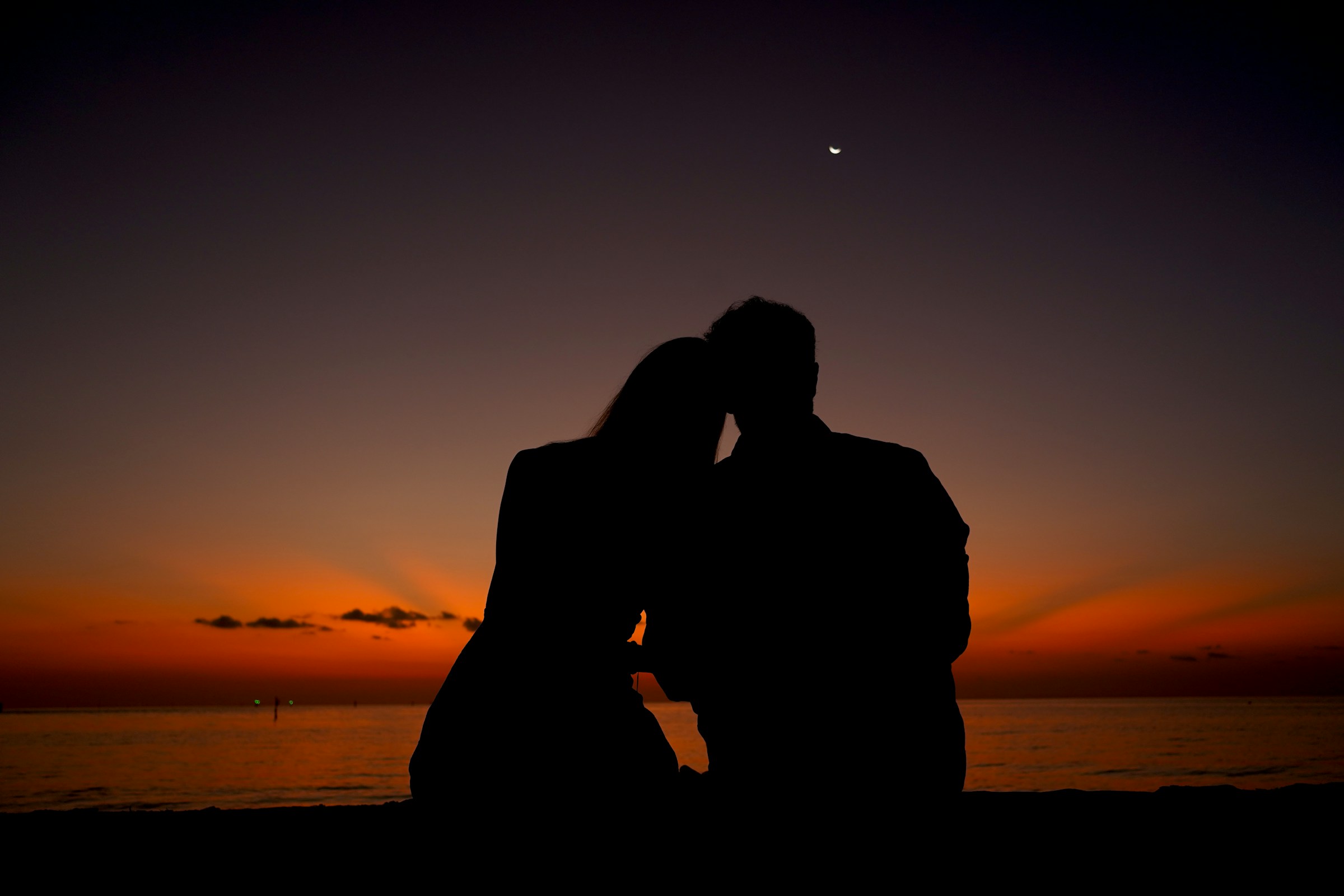 Silhouette of a couple watching the evening sky together | Source: Unsplash