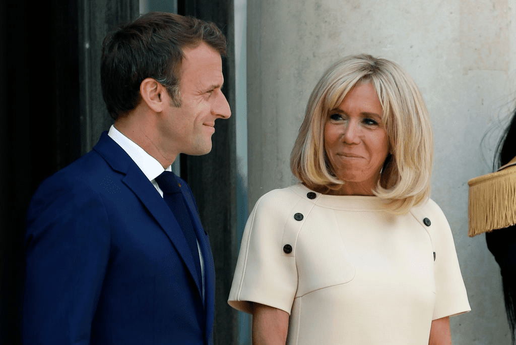 Le Président Français Emmanuel Macron et son épouse Brigitte Macron attendent que le Président équatorien Lenin Moreno et la Première Dame équatorienne Rocio Gonzalez Navas quittent le Palais présidentiel de l'Elysée le 11 juillet 2019 à Paris, France. | Photo : Getty Images