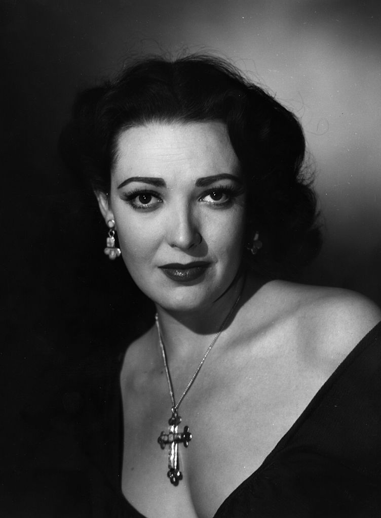 Studio portrait of Linda Darnell circa 1954. | Photo: Getty Images