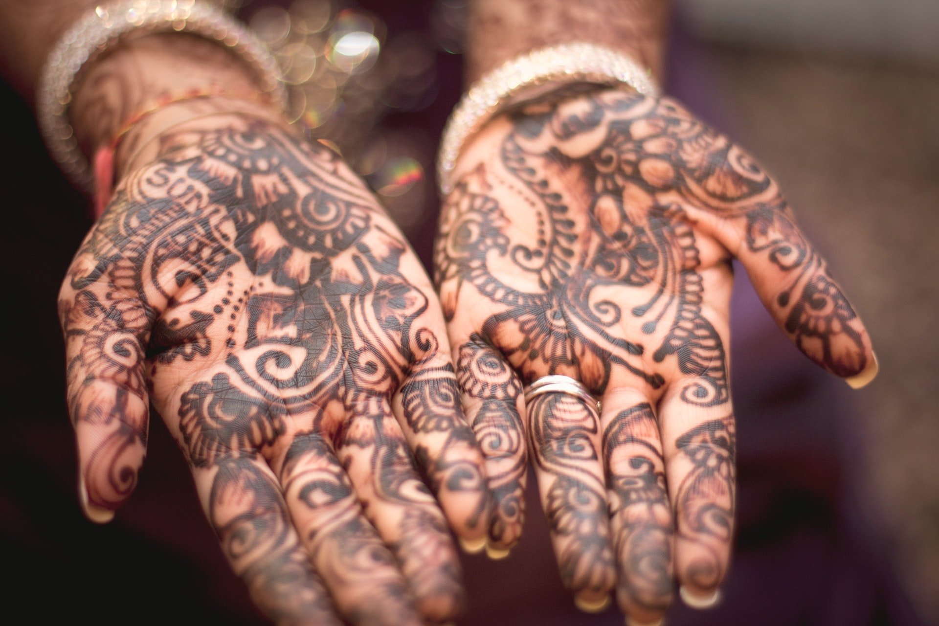Des mains pleines de tatouages  | Source: unsplash
