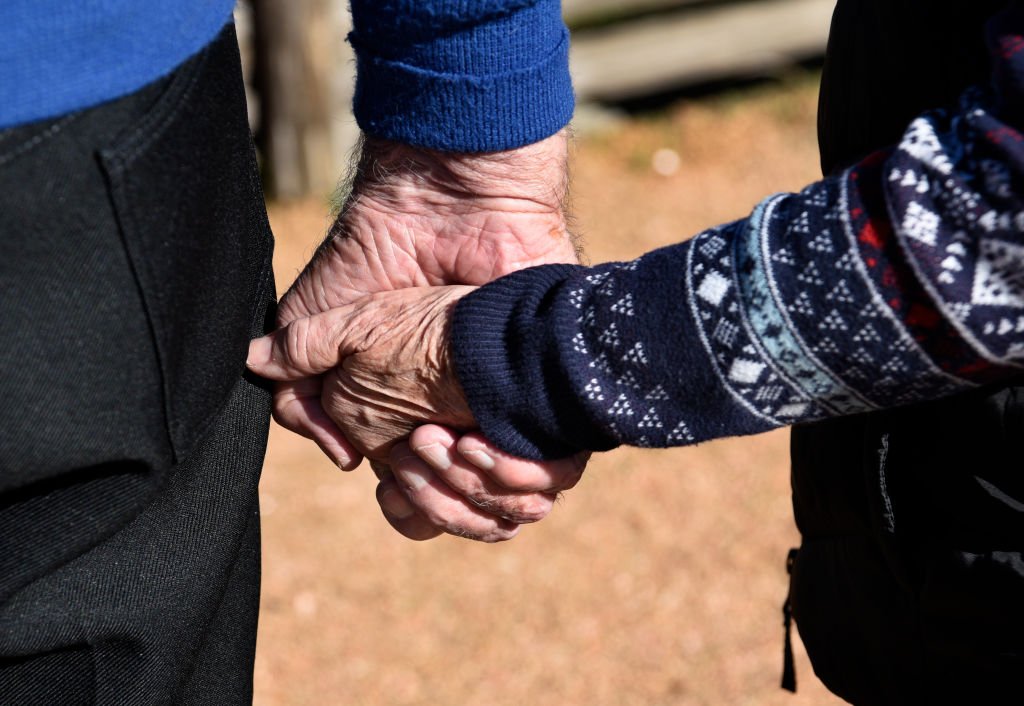 Un couple se tenant main dans la main. | Photo : Getty Images