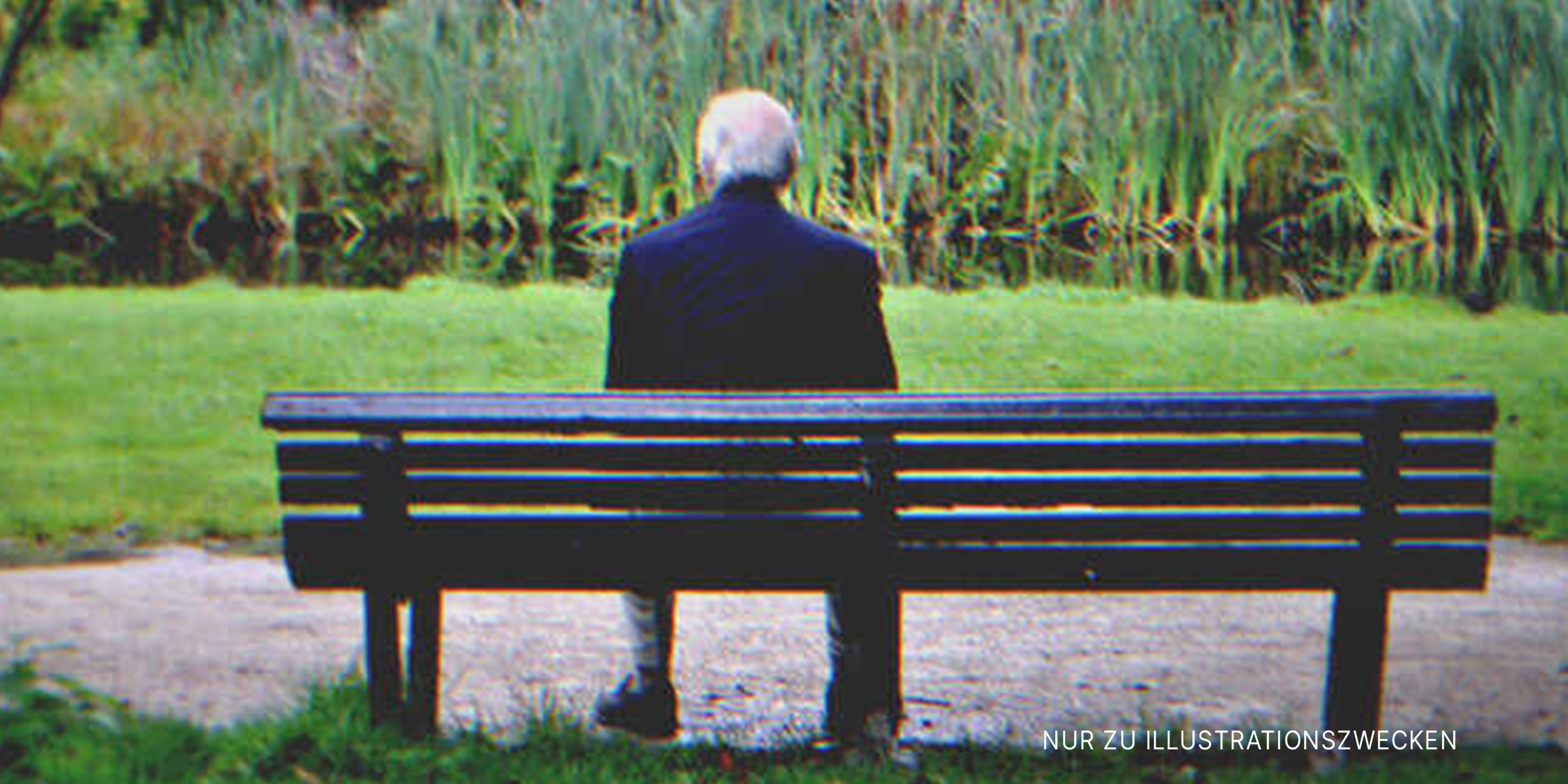 Ein Mann sitzt auf einer Bank im Park | Quelle: Shutterstock