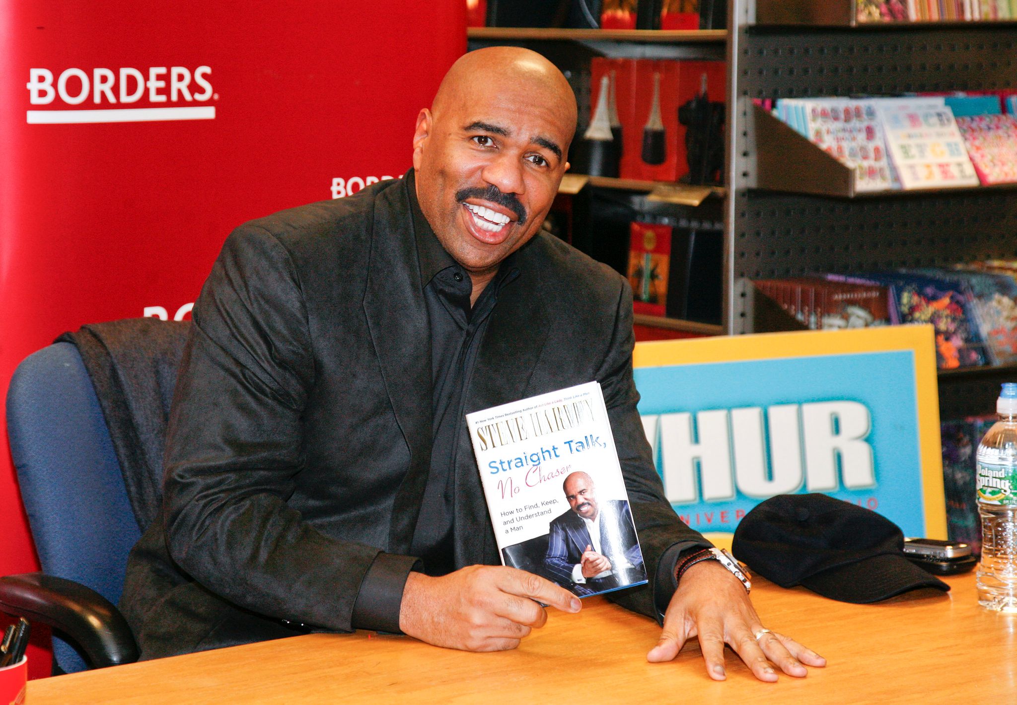 Steve Harvey signing copies of his book on January 19, 2011 in Washington. | Photo: Getty Images