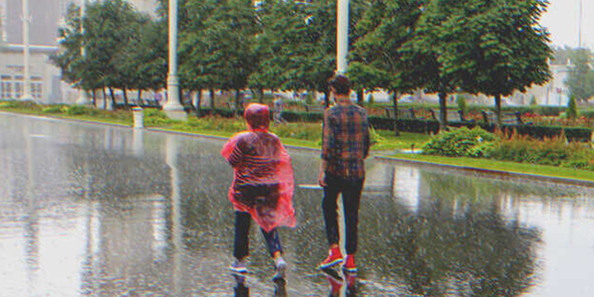 Dos niños caminando bajo la lluvia | Foto: Shutterstock