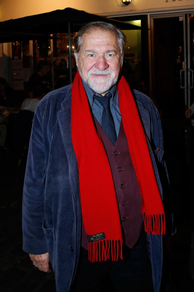 Pierre Santini avec une écharpe rouge | Source : Getty Images Pierre Santini avec une écharpe rouge | Source : Getty Images