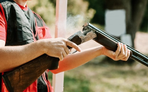 Hombres sosteniendo una escopeta. |Imagen:  Pixabay