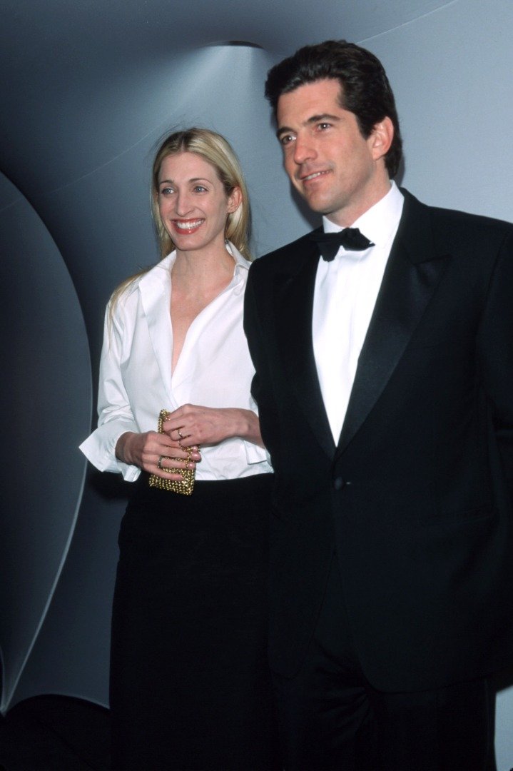 John F. Kennedy, Jr. and his wife Carolyn Bessette pose for a picture at the Annual Fundraising Gala March 9, 1999 | Source: Getty Images