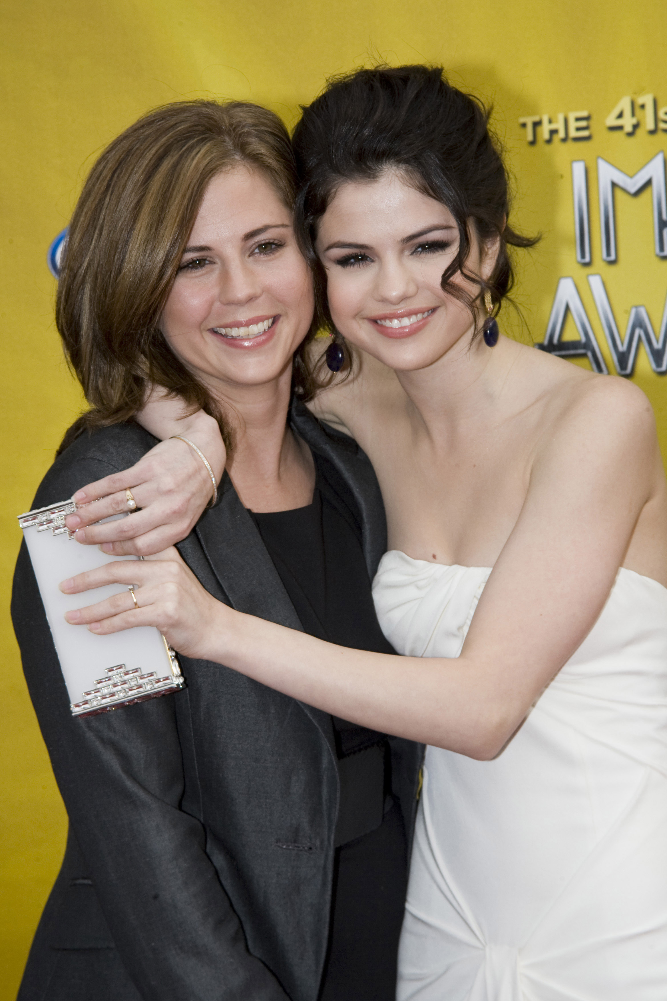 Selena Gomez and her mother Mandy Teefey at The Shrine Auditorium on February 26, 2010, in Los Angeles, California. | Source: Getty Images