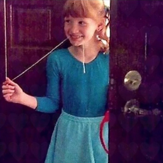 Jessica Chastain grew up with a fireman dad and a stay-at-home mom. In this photo, she smiled for a throwback picture shared on Instagram on March 24, 2022. | Source: Instagram/jessicachastain