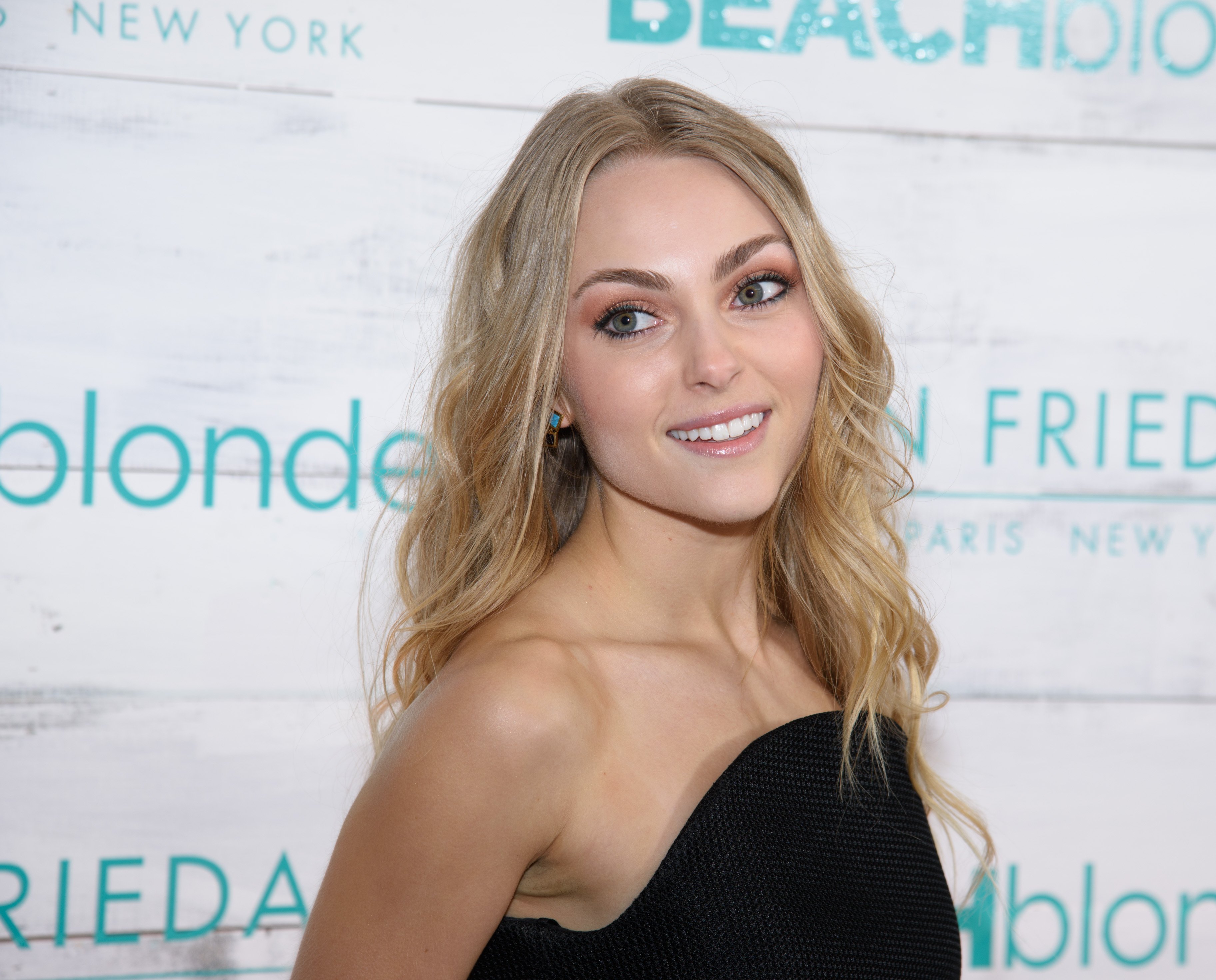 AnnaSophia Robb attends the John Frieda Hair Care Beach Blonde Collection Party at the Garage on February 5, 2015 in New York City | Photo: Getty Images