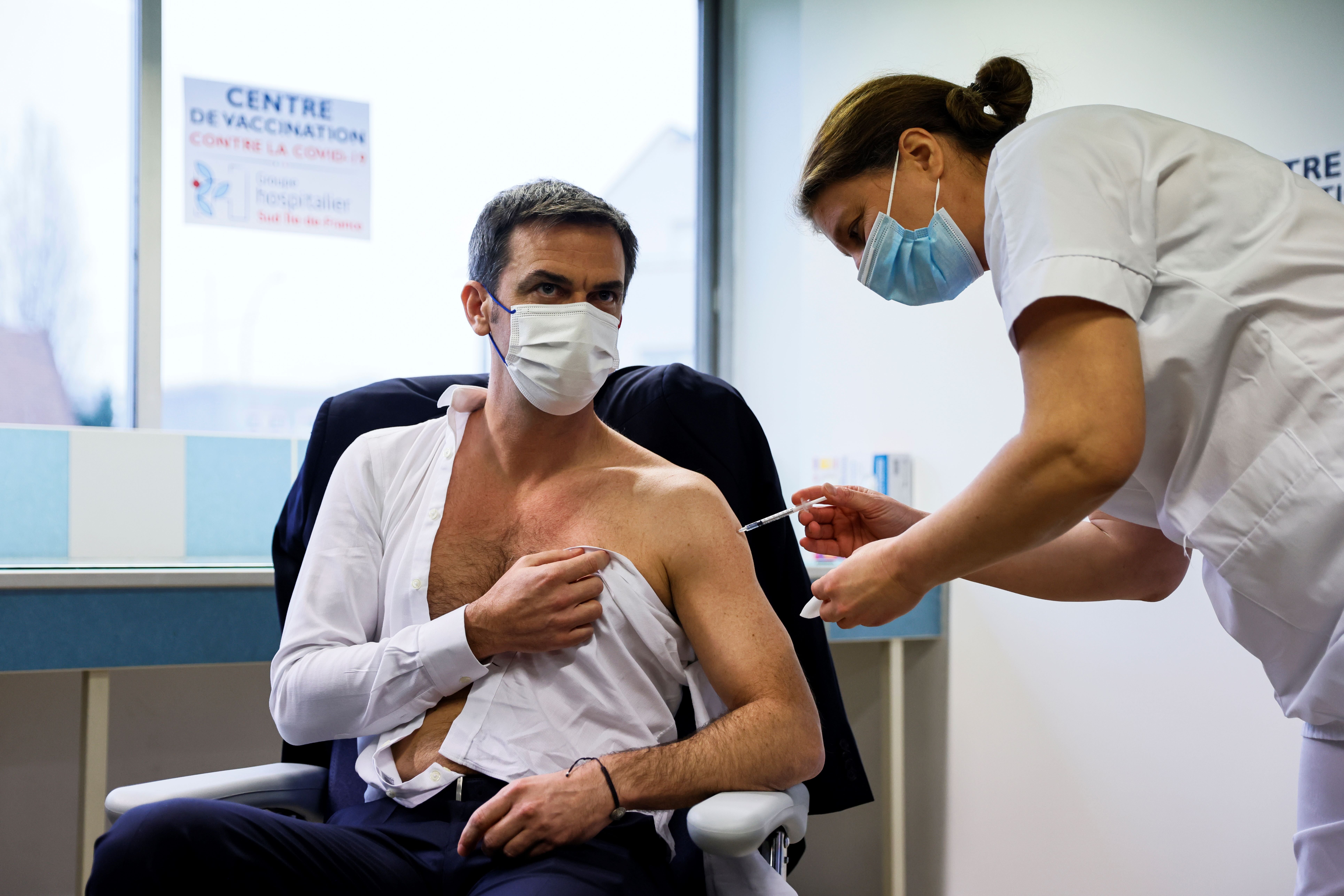 Le ministre français de la santé Olivier Veran reçoit une dose du vaccin AstraZeneca-Oxford Covid-19 au Groupe Hospitalier Sud Ile-de-France, à Melun, en banlieue parisienne, le 8 février 2021. | Photo : Getty Images